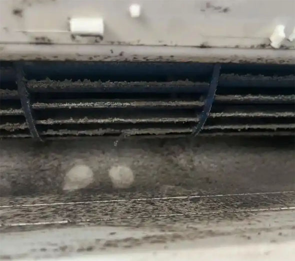 路南空调吹的风有股烧焦味是怎么回事